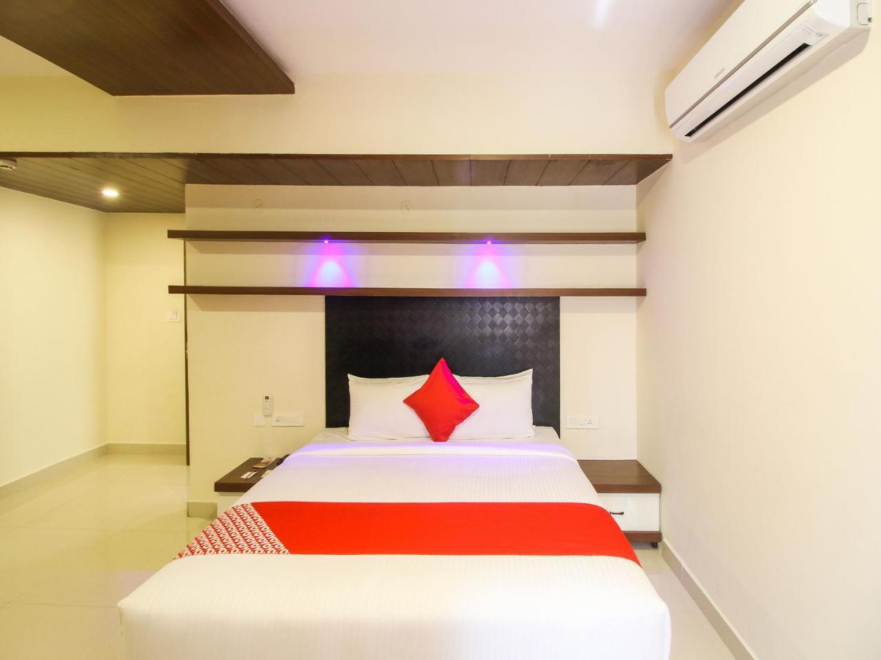Rio Meridian Hotel Mysore Exteriör bild