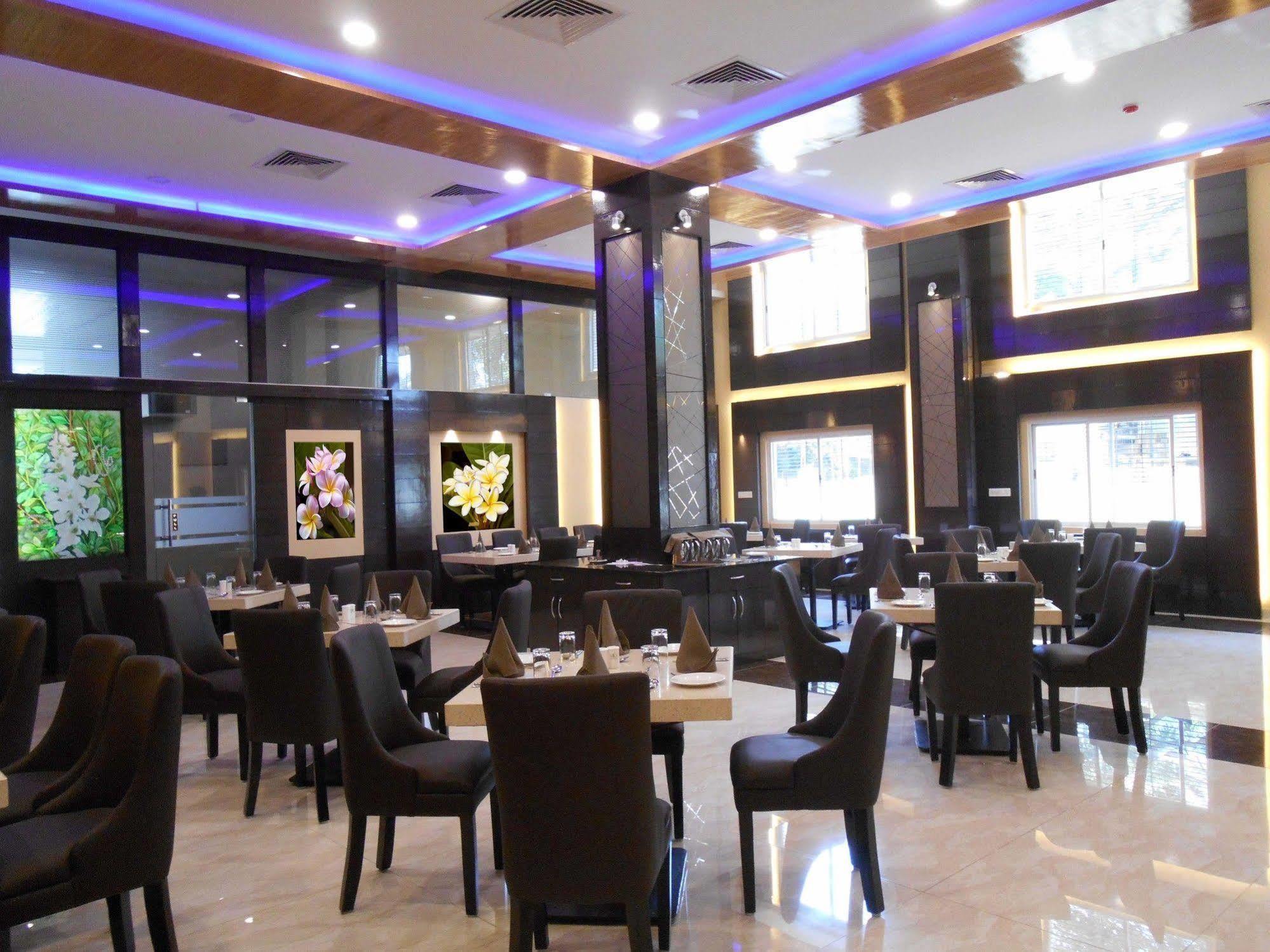 Rio Meridian Hotel Mysore Exteriör bild