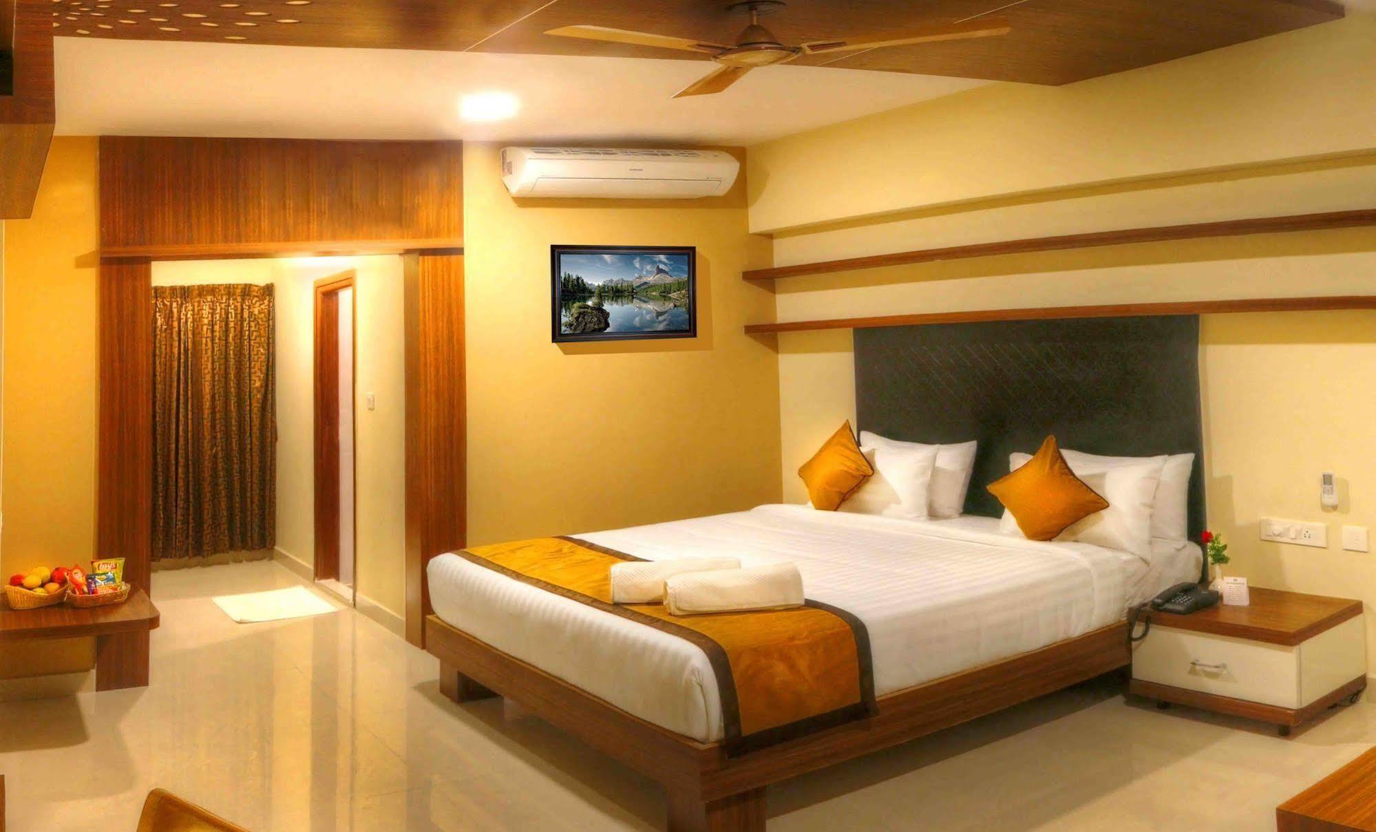 Rio Meridian Hotel Mysore Exteriör bild