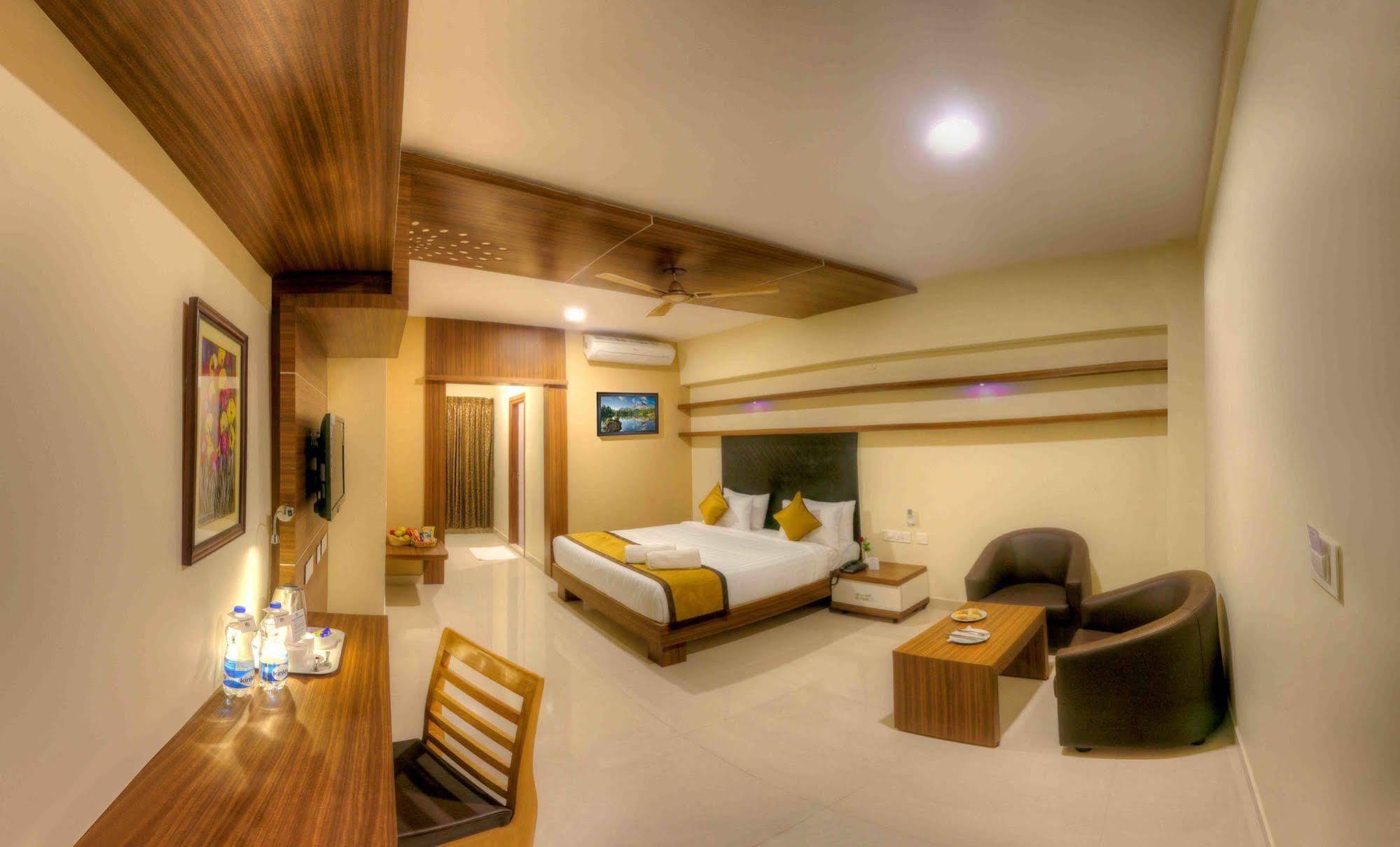 Rio Meridian Hotel Mysore Exteriör bild