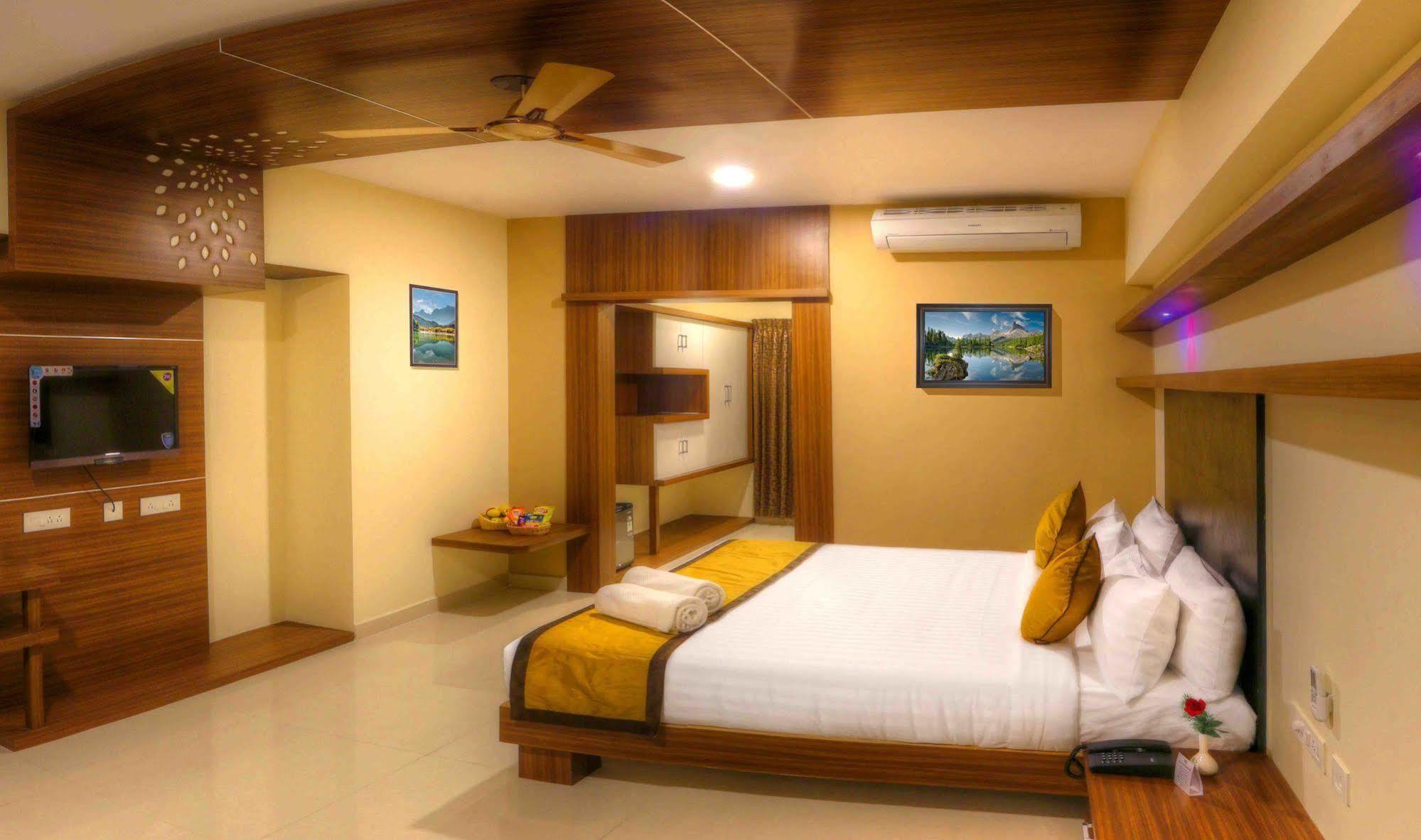 Rio Meridian Hotel Mysore Exteriör bild
