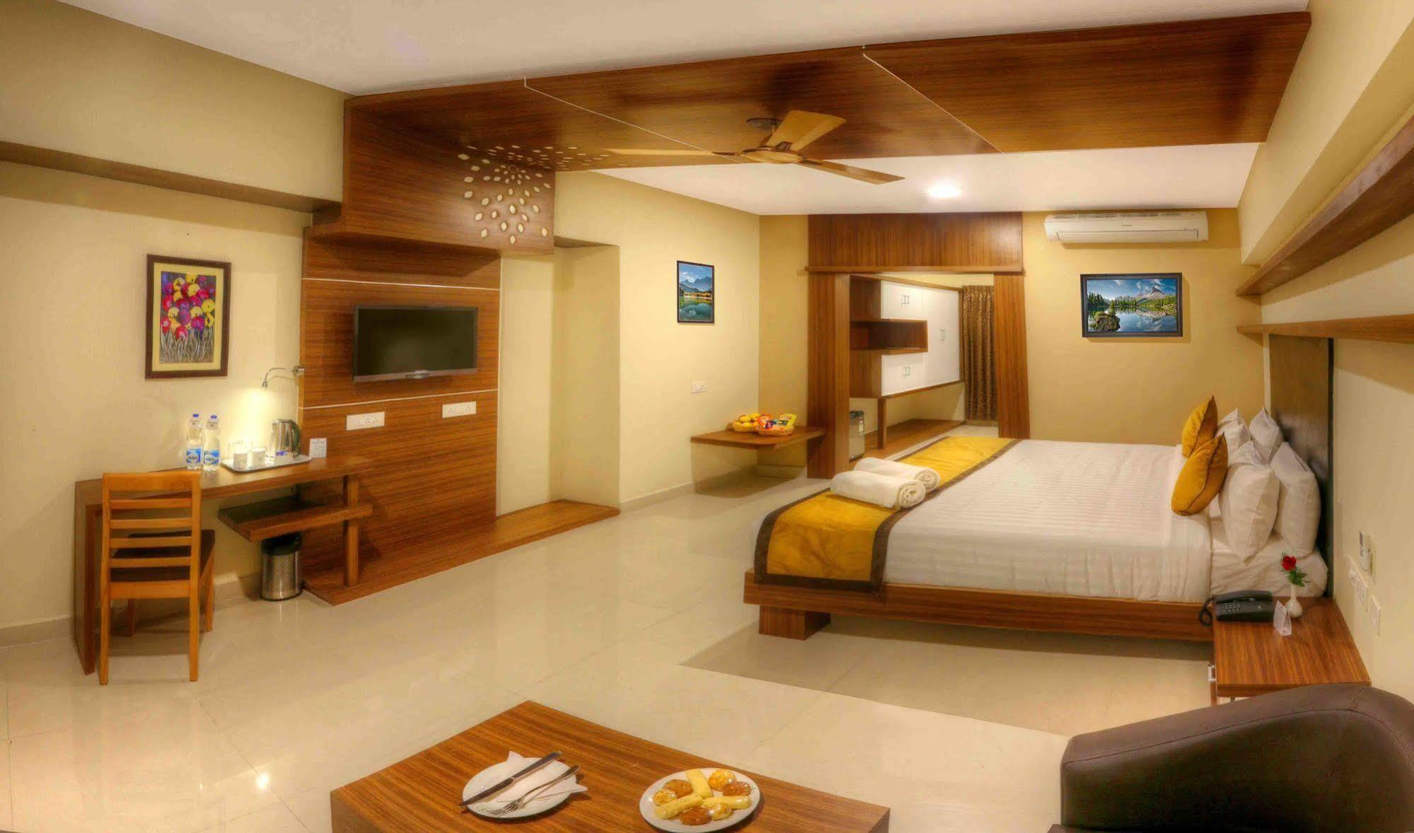 Rio Meridian Hotel Mysore Exteriör bild