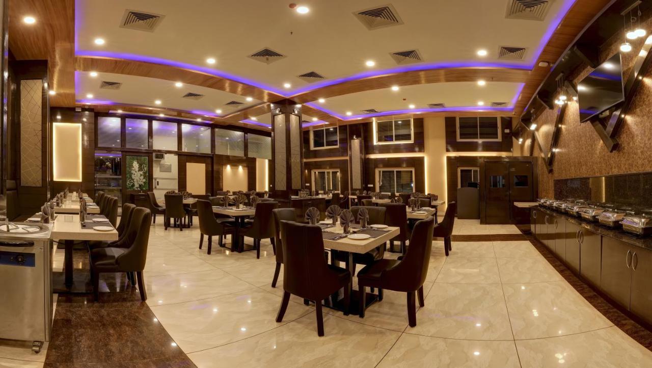 Rio Meridian Hotel Mysore Exteriör bild