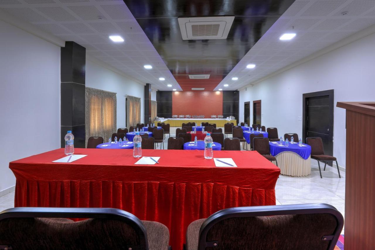 Rio Meridian Hotel Mysore Exteriör bild