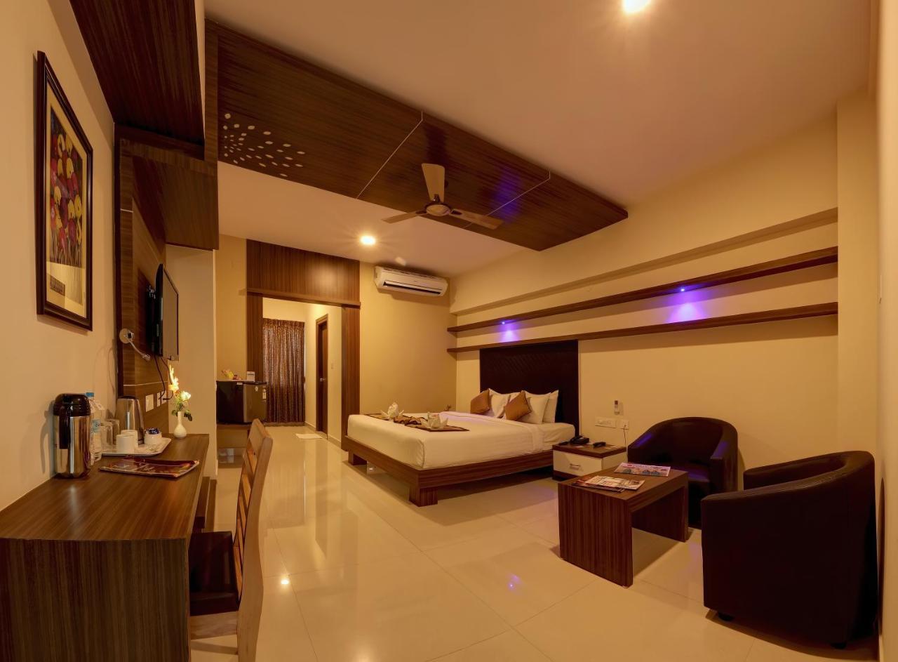 Rio Meridian Hotel Mysore Exteriör bild