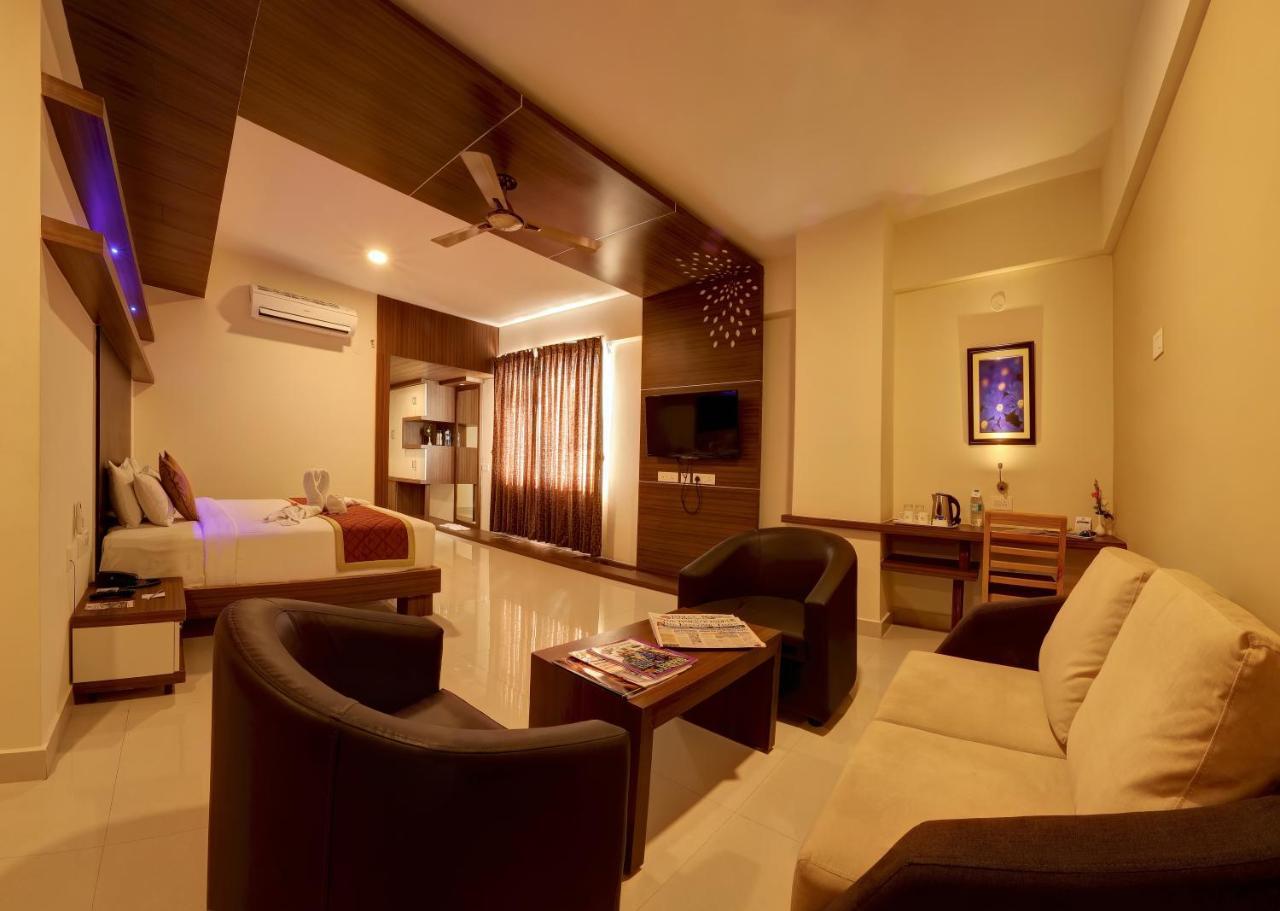 Rio Meridian Hotel Mysore Exteriör bild