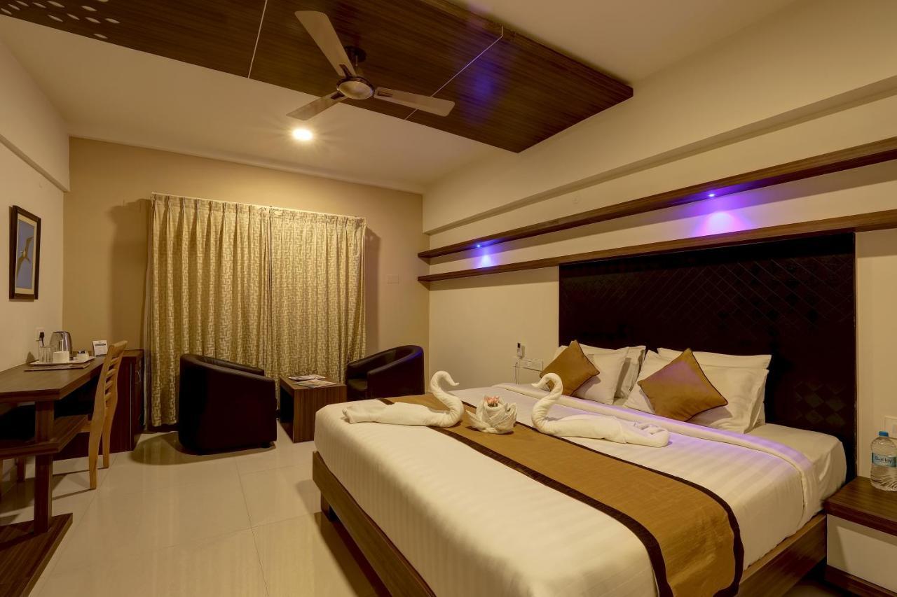 Rio Meridian Hotel Mysore Exteriör bild