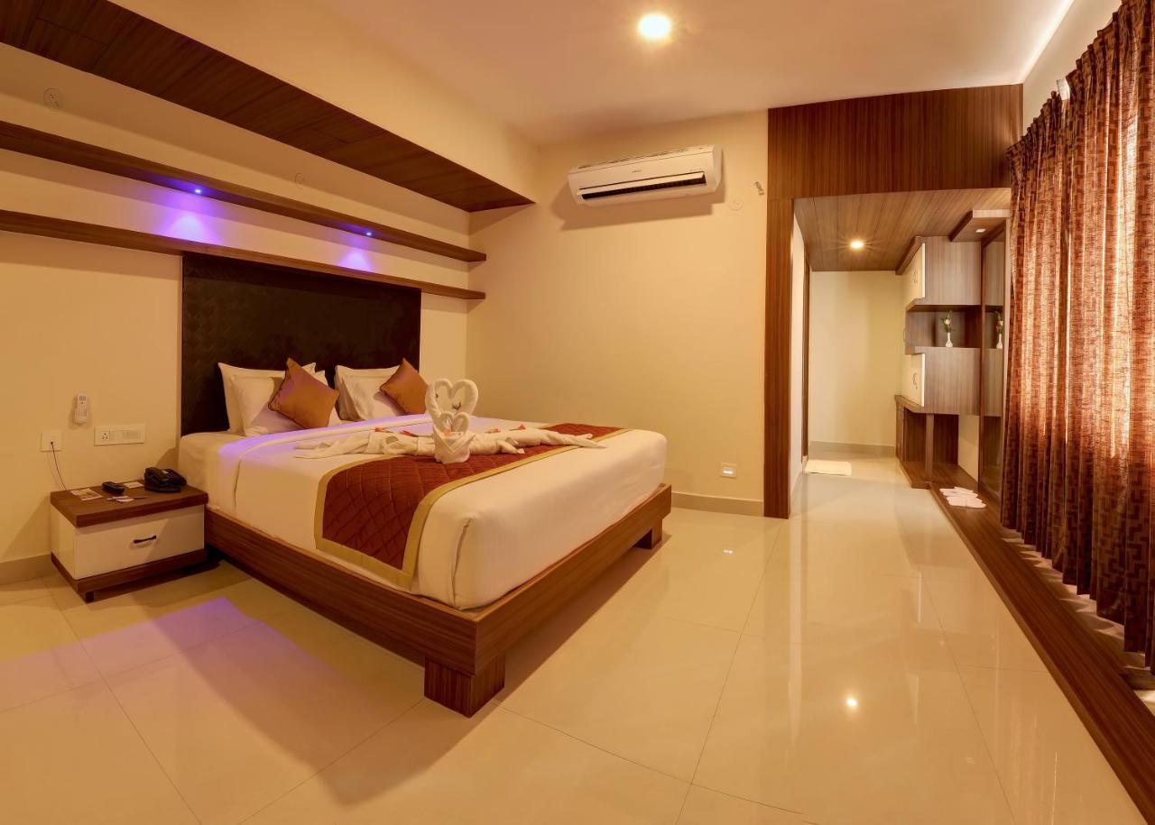 Rio Meridian Hotel Mysore Exteriör bild